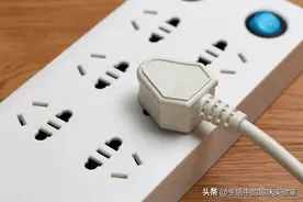 这种万能排插其实很危险，家里有的不要再用了，小心引起火灾图片