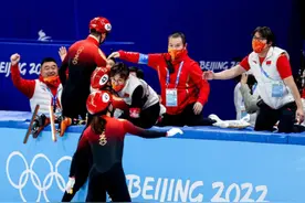 入戏太深？韩国官员“假冒”中国队教练，镜头前向韩民众鞠躬道歉图片