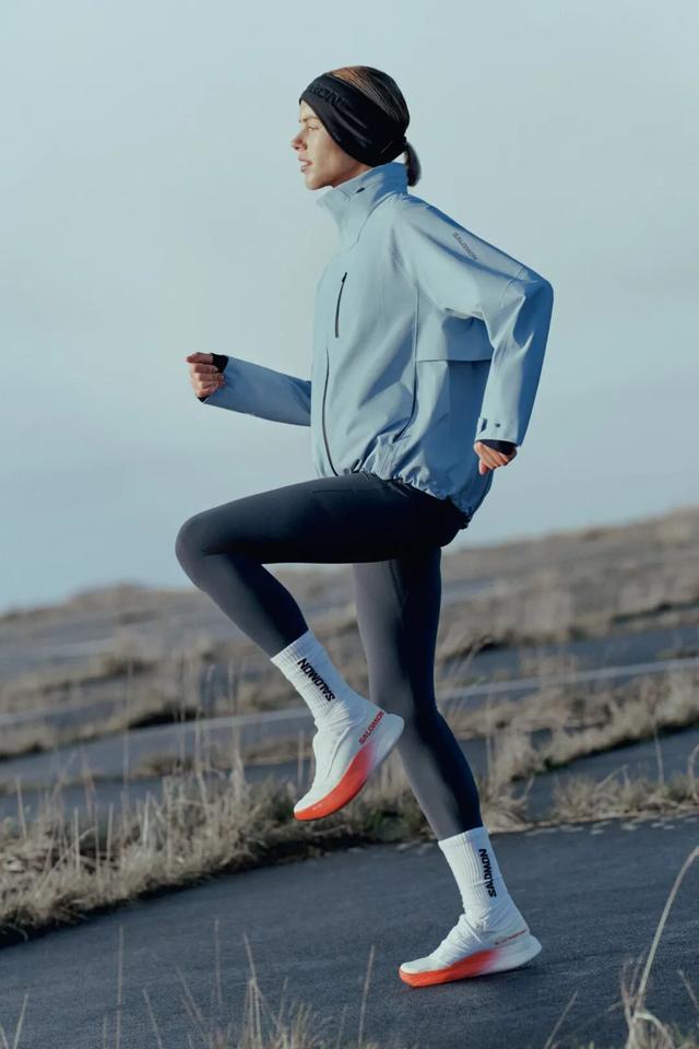 冬天跑步的年轻人，在城市冒险中重新定义自己