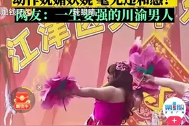 壮硕的男舞者戴假发穿裙子台上跳舞，动作妩媚妖娆，毫无违和感图片