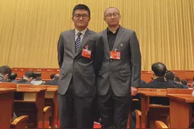 十一次文代会闭幕，苗阜晒与搭档王声参会合照，西装革履器宇不凡图片