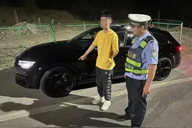【夏季治安打击整治行动】乌鲁木齐交警重拳出击，全力整治改装车“飙车炸街”图片