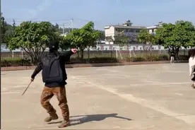 防爆演习效果逼真，歹徒一秒入戏持刀砍人，网友：你管这叫逼真？图片