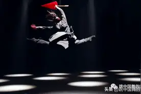 《侠骨伞影》片段下的"红""黑"中国文化图片