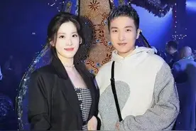 章泽天二胎后大变样，与刘强东长期分居，小腹赘肉明显，太累图片
