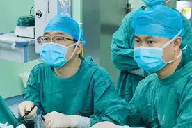 27岁男生胸部丰满 医生微创手术为他“缩胸”图片