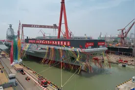 中国海军新航母正式下水！全直通甲板电磁弹射，新舰载机战力倍增图片
