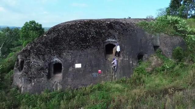 重庆永川闹市边发现一处奇观，山坡全被掏空，到处是窟窿