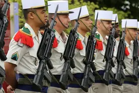 中国小伙在法国参加外籍兵团，杀过人、工资高、服役7年给法国籍图片