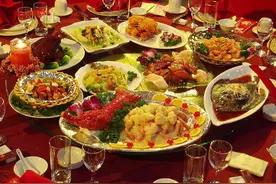 东北小伙来广东吃喜酒，随500块钱，菜端上桌，网友：这下尴尬了图片