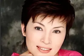 央视著名主播李瑞英退休后，衣着朴素似普通妇女，眼中却满是幸福图片
