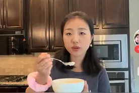 对比小白和小黄，为何小黄憔悴像保姆,小白却温柔依旧让人喜欢？图片