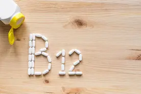 维生素B12，3块钱能买100片，老年人为什么都要吃这个便宜药？图片