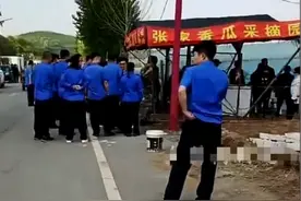 老伯在自家地头卖瓜招来现场执法，网友：别欺人太甚图片