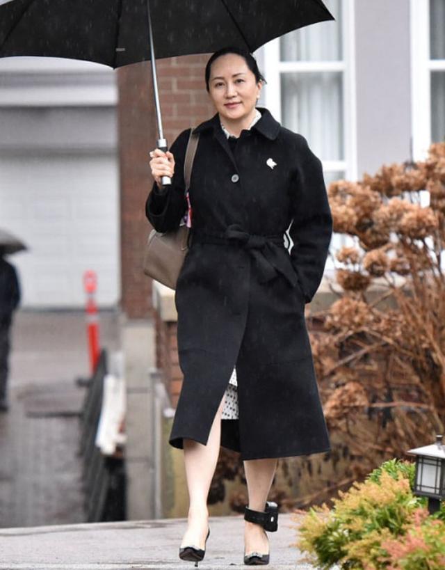 看了50岁孟晚舟的穿搭,我才发现:大衣不配丝袜,打底裤,更优雅