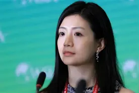 马云“三请”她出山，身价百亿依旧单身，择偶标准：别影响我工作图片