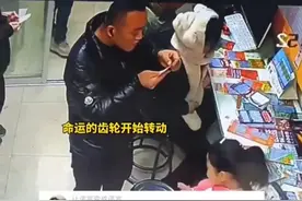 女儿帮爸爸刮彩票，刮出25万元大奖图片