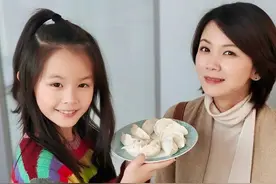 曹曦文母女冬至吃饺子！穿大衣长裤母女同框似烙饼，五官撞脸刘涛图片