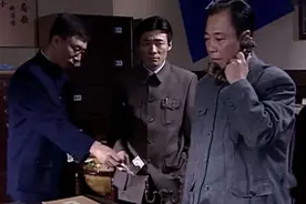 《潜伏》的结局为什么翠平不能和余则成一起走，就因为情报吗？图片