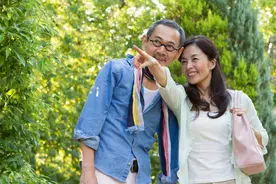 55岁大姐找老伴：没钱没房也行，只要满足4个要求，我还给4千零花图片