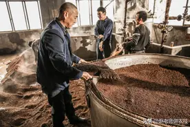 100斤粮食能酿多少酒？8元一斤的酒靠谱吗？65岁酿酒师道明真相图片