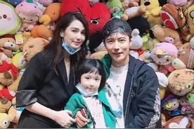 张丹峰居家隔离，8岁女儿罕出镜神似洪欣，近万元玩具显眼图片