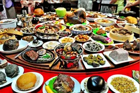 山西煤老板家宴，喝光10瓶50年茅台酒，服务员拿走空瓶能换一套房图片