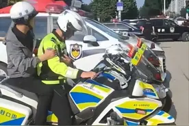 河南一监考老师忘带证件，交警骑行15分钟往返取回证件送入考场，网友热评：忘带准考证的学生长大了做老师图片