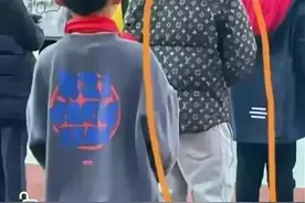 十分蹊跷！“百万乞丐服”穿在14岁男孩身上，贫穷限制了我的认知图片