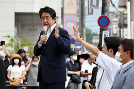 报道安倍遇刺伤心而哭的中国记者和谴责暴民狂欢的人，哪里错了？图片