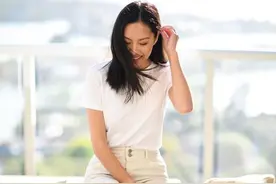 夏天给40岁女人的建议：裤穿白不穿黑，裙过膝不过踝，美得高级图片