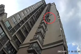 成都一小区外墙瓷砖从高楼掉落，目击者：类似的情况已发生多次，安全隐患仍未解决图片