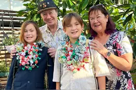 歌王许冠杰一家六口现身，混血妻子身材发福，双胞胎孙子似外国人图片