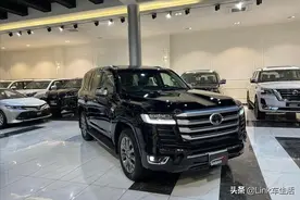 越野界扛把子，造型霸气硬朗，全新一代丰田陆巡黑武士版海外实拍图片