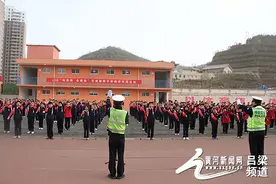中阳交警：交通指挥手势操进校园 交通安全记心间图片