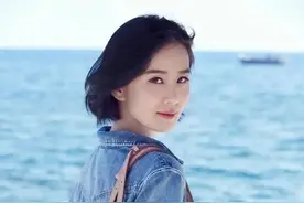 刘诗诗身材保持得真好，穿牛仔套装海边拍写真，看细腰体重不过百图片