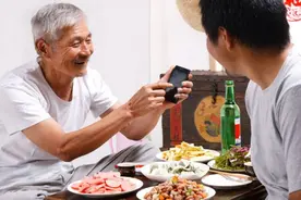 60岁山东大叔，坚持饮酒30年身体无恙，最终彻悟“3个饮酒心得”图片
