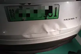 特斯拉撞了尾门，售后报价一万多，看我如何花600元免喷漆修复图片