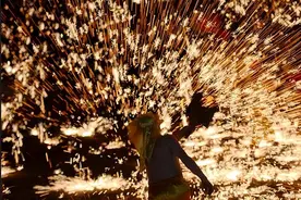 千年绝技打铁花，1600度铁水宛若流飞舞，为啥不会烫伤人？图片