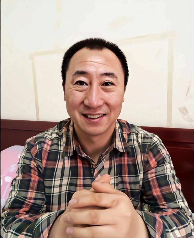 1988年,18岁的张炬与丁武一起组建了唐朝乐队,张炬虽然年纪不大,却早