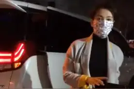 43岁刘涛现身央视春晚彩排，一脸素颜朴实低调，身边未带任何助理图片