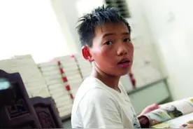 2007年，爸早亡妈再婚，6岁“孤儿”杨六斤，靠“吃草”顽强生活图片