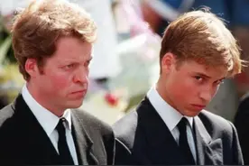 1997年，戴安娜被安放在635斤的棺木中，威廉一脸仇恨哈里很懵懂图片