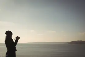 我和闺蜜同时爱上了一个男人，选择友情还是选择爱情？图片