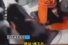 男子酒后遛狗，狗绳被卡电梯，致其中一狗死亡图片