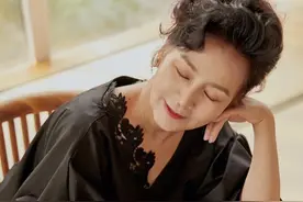 真正有品位的女人，穿衣都懂得这4点，看这位60+的妈妈就知道了图片