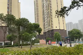 郑州一小区出现排水难的问题，有居民自费购买沙袋防止家中下水道“反水”图片