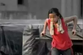1998年，山东16岁女孩葬礼感动全村，三个哥哥穿孝衣为其送葬图片