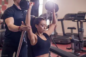 一对哑铃9个动作，锻炼全身肌群，在家雕刻身材，提升身材比例图片