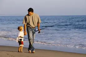 子女再孝顺，在伺候老人时，要学会留一手图片